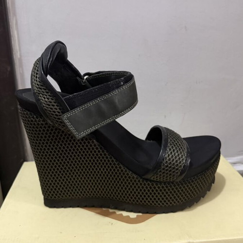 Fred platform sandals used, black leather sole, green mesh straps, size 38