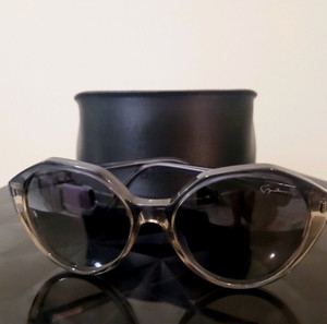 Giorgio Armani oversized γυαλιά ηλίου.