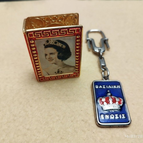 Royal keychain and matchbox case like new with the Royal couple