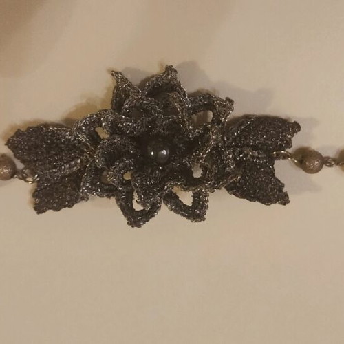 Bracelet with crochet and fixed flower black with silver thread