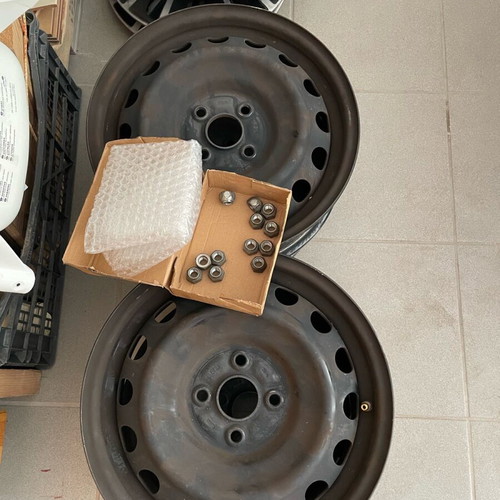 Toyota Yaris steel rims 15 4x100 like new with bolts and hubcaps