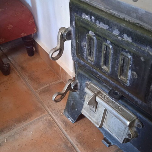 Cast iron stove used for briquettes and wood