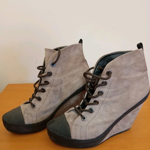 Cleo Gatzeli women's beige suede ankle boots like new