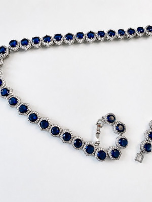 Necklace luxury with blue stones, like new, silver color