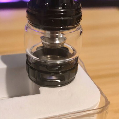 Eleaf Ello Duro atomizer used with accessories missing mouthpiece