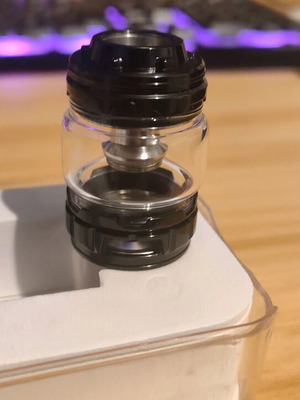 Eleaf Ello Duro atomizer used with accessories missing mouthpiece