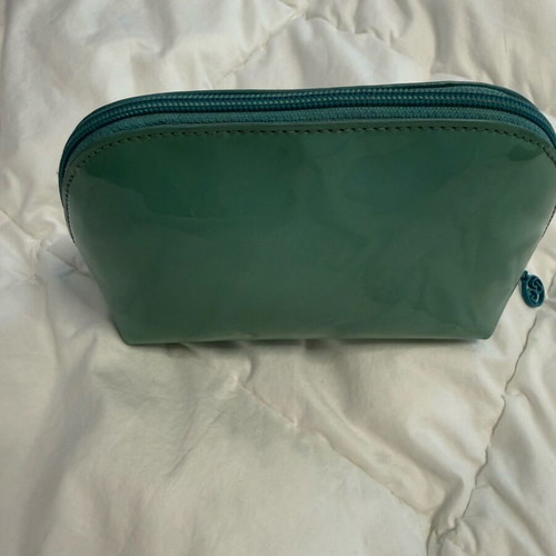 Neseser used in turquoise patent color