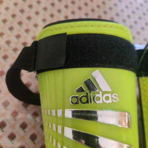 Adidas kids shin guards like new