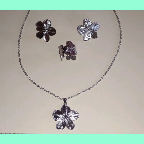 Women's jewelry set new, silver with embossed flower design