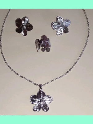 Women's jewelry set new, silver with embossed flower design