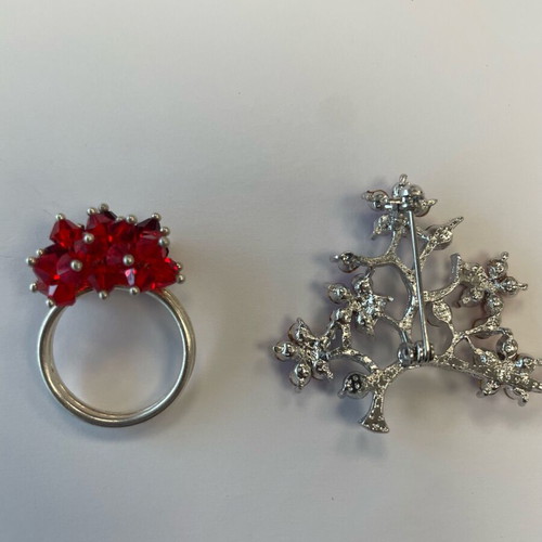 Jewelry set silver with red stones like new, brooch and ring