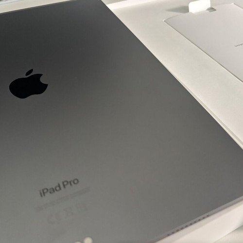 Apple iPad Pro 2022 12.9 σαν καινούργιο με Apple Pencil 2ης γενιάς και Magic Keyboard