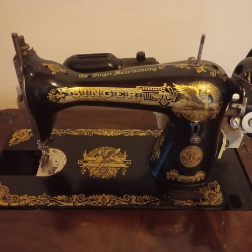 Singer sewing machine vintage used, functional, circa 1927