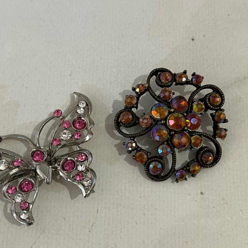 Set of 3 women's brooches used