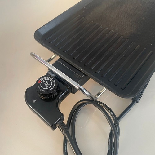 Electric grill used with discoloration on cooking plate