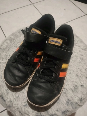 Adidas αθλητικά μεταχειρισμένα, νούμερο 33, πολύχρωμα ανθεκτικά