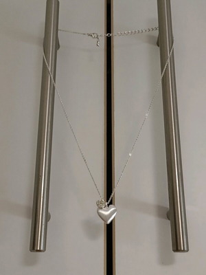 Necklace with two hearts new, lustrous and with stones