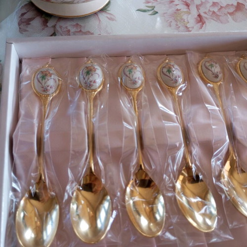 Spoons and bowl like new, set of 6 with handle, minor defect