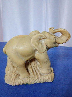 Elephant figurine like new, 10 x 12 cm