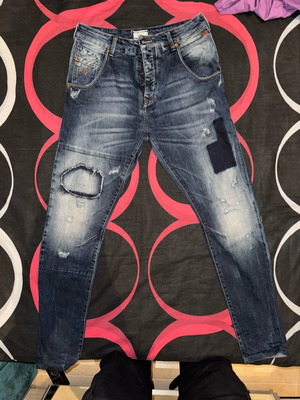 Men's Slim Fit Jean used with distressed details and patches size M