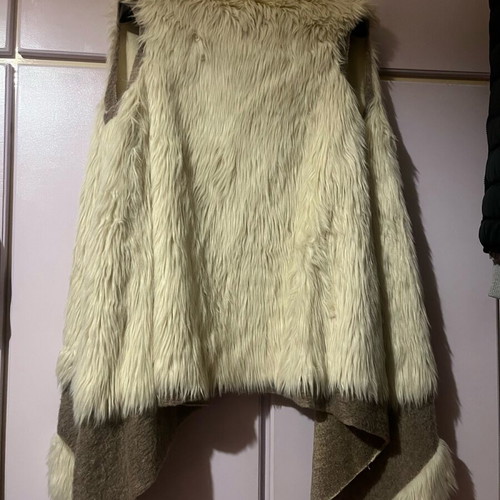 Women's sapio milo vest with ecru fur like new, one size