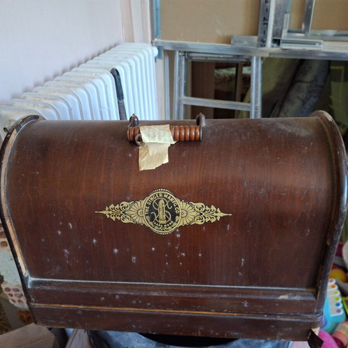 Singer sewing machine like new, functional