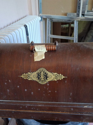 Singer sewing machine like new, functional