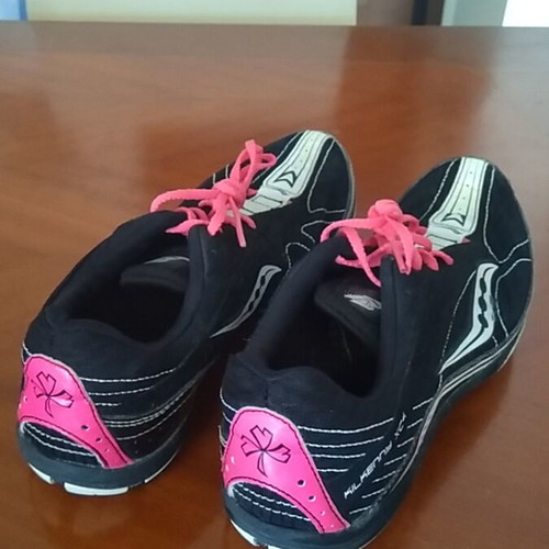Saucony Kilkenny XC4 racing spikes used, size 42, black with pink laces
