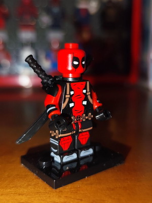 Deadpool Marvel NOW V2 minifigure like new with accessories