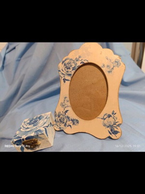 Romantic photo frame 17x12 cm with small box like new, set of two