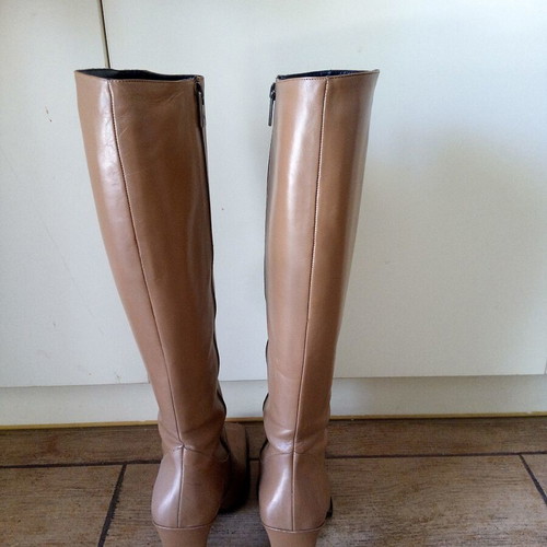 Krizia women's leather boots camel size 38 like new with covered heel