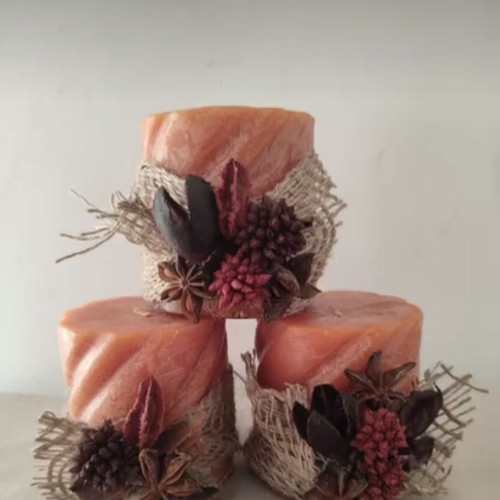 Set of 3 scented candles in earthy tones with dried flowers and burlap