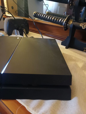 PlayStation 4 1TB μεταχειρισμένο με DualShock 4 και βάση φόρτισης