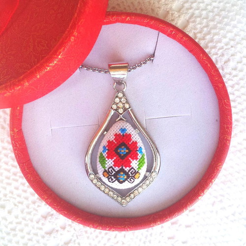 Necklace with hand embroidery and silver metal elements with medical steel chain, new