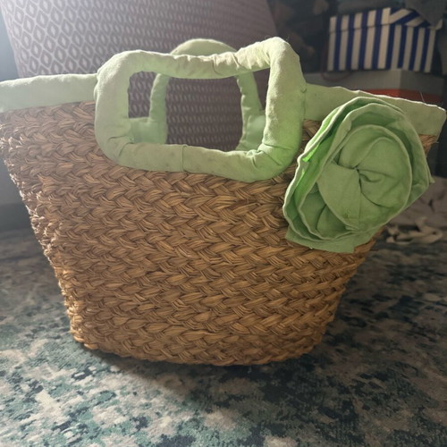 Straw handbag used with green details and flower decoration
