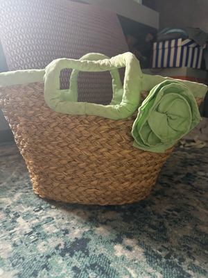 Straw handbag used with green details and flower decoration