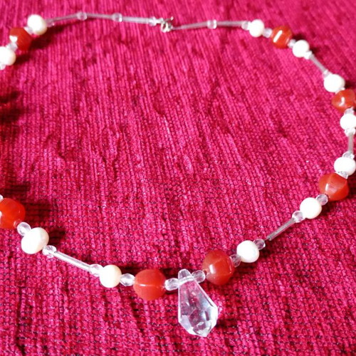 Pendant with agate and pearls used