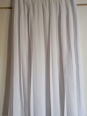 Pleated skirt white used, sizes L and XL