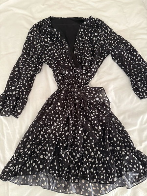 Polka Dot Dress with Belt like new, one size, black and white
