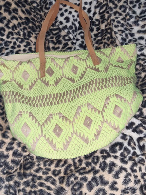 Чанта за рамо нова с кожени презрамки и бродирана декорация