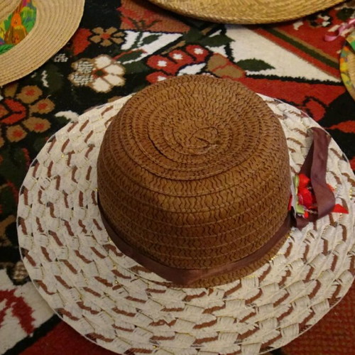 Straw hats like new, pack of 5 different sizes