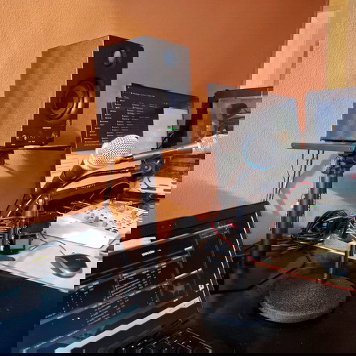 Ραδιοφωνικός ιντερνετικός σταθμός με εξοπλισμό και ιστοσελίδα σε λειτουργία