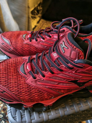 Mizuno Wave Prophecy running shoes size 42.5 like new, red and black