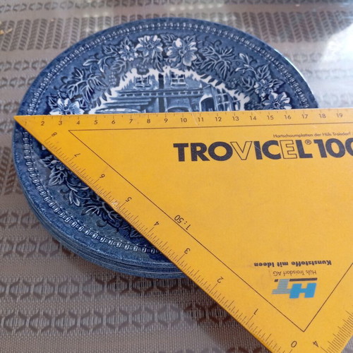 Vintage English plates set of 3 like new