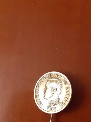 Collectible pin 1966 like new, gold-colored