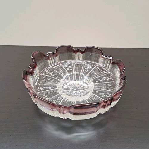Glass fruit bowl with two-tone design like new