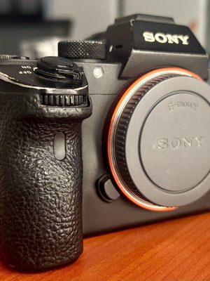 Sony a7R iii μεταχειρισμένη με Cage και καινούργια θήκη Lowepro