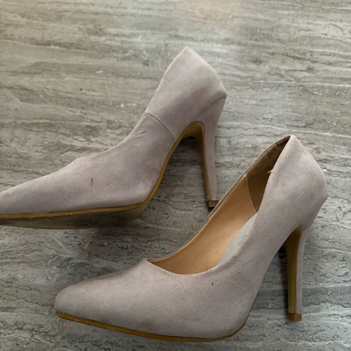 Famous Shoes beige pumps like new, size 38