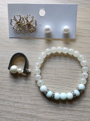 Jewelry set like new with two pairs of earrings, bracelet and ring