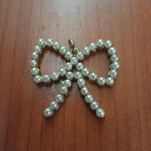 Metallic gold pendant with fake pearls like new